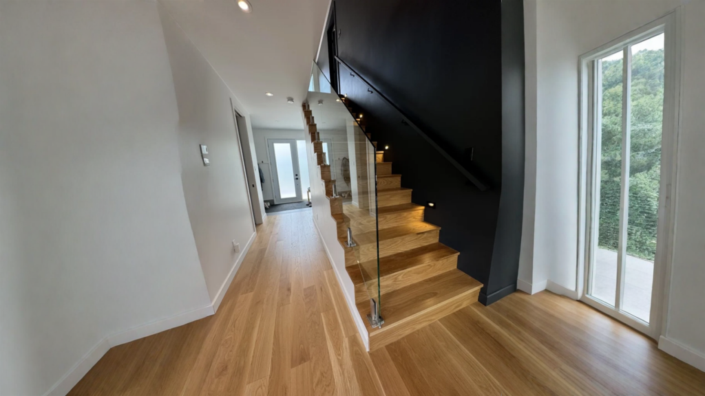 Escalier tournant en chêne avec verre et éclairage de marches