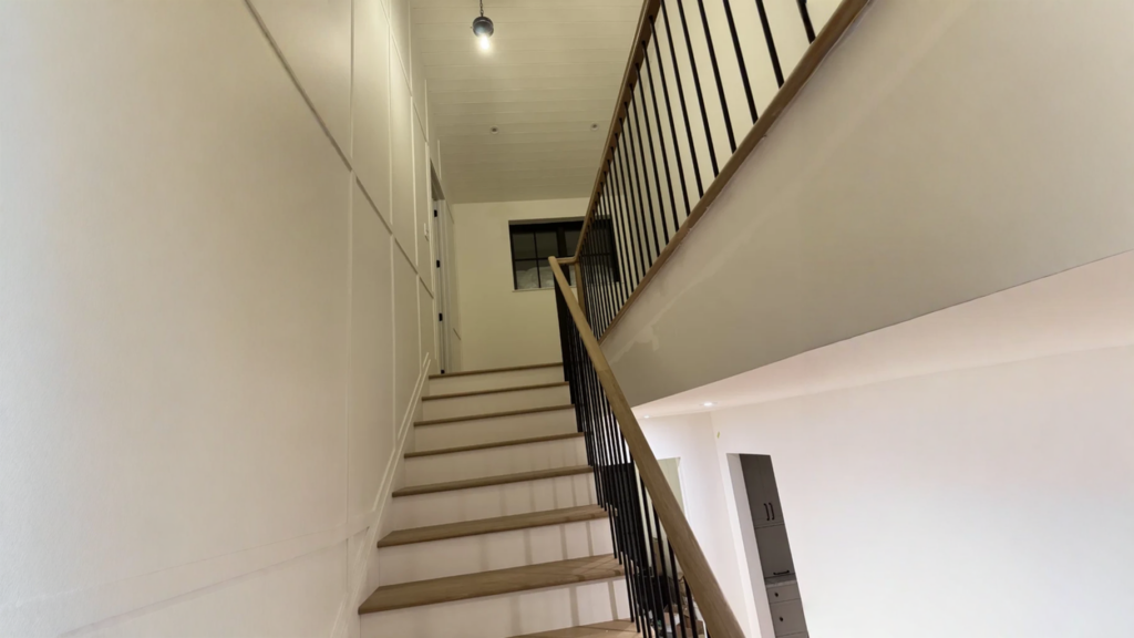 Escalier droit en chêne à barreaux métalliques noirs