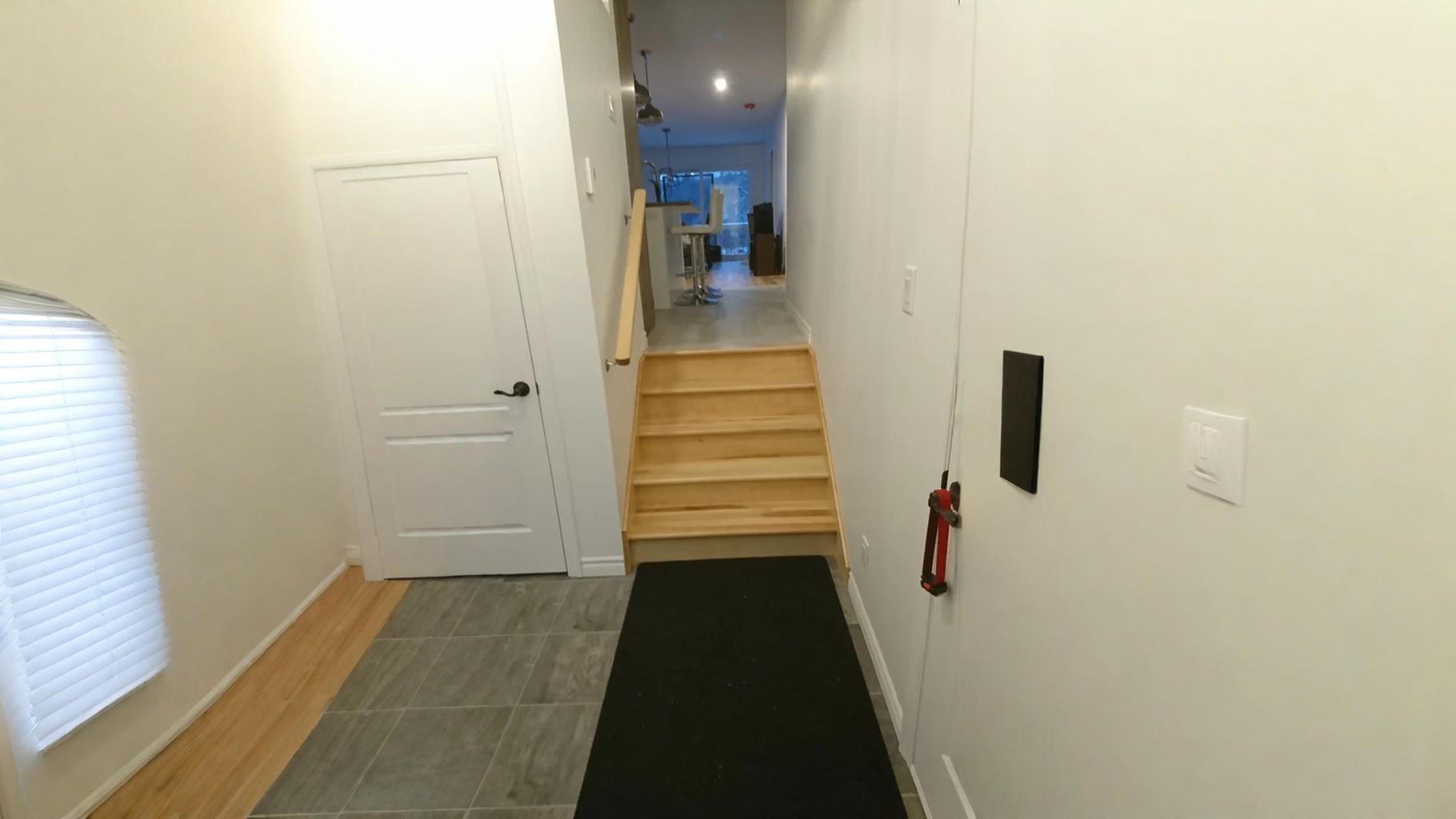 Escalier droit en érable naturel à barreaux de métal noir — vue principale