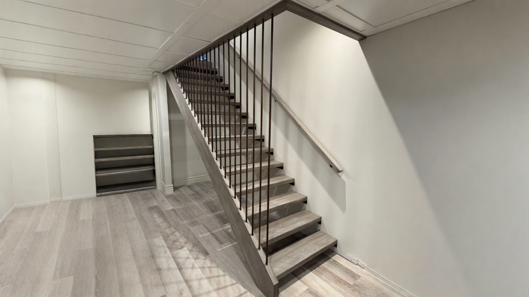 Escalier à contremarches ouvertes et tiges d’acier texturées — vue principale