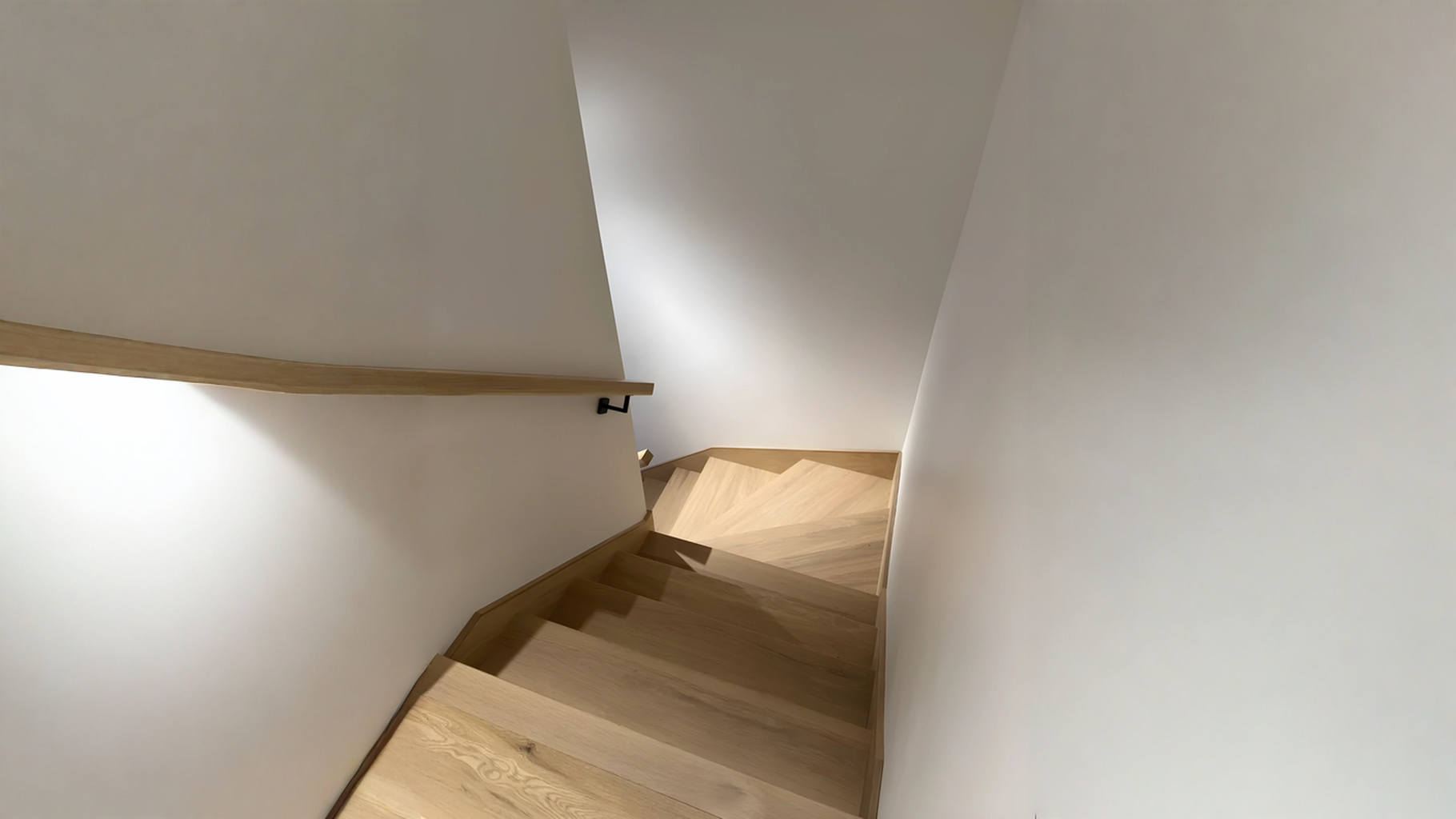 Winder staircase in oak natural to winder treads — vue principale