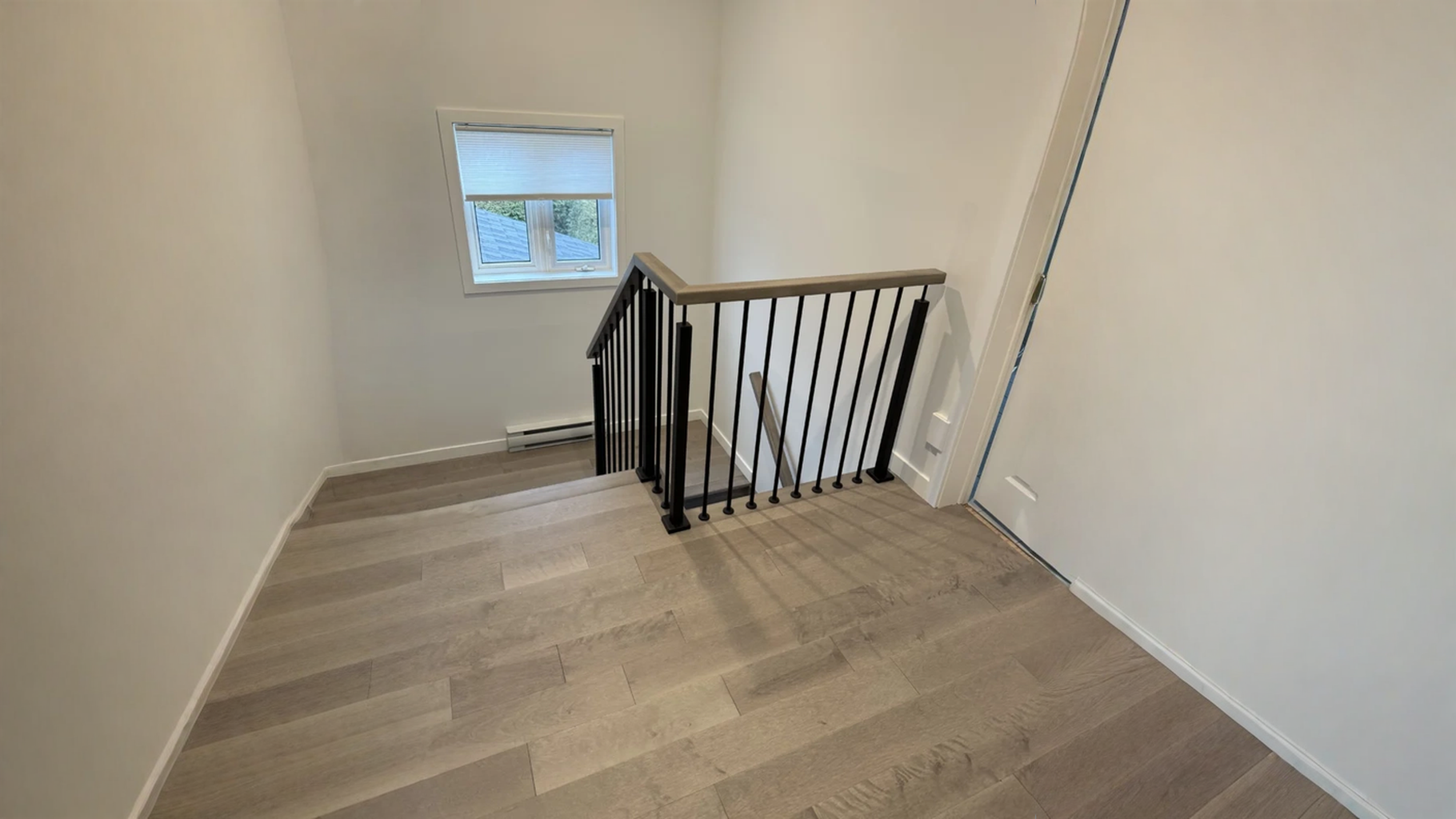 Balusters entrance staircase of black steel and floor stained gray — vue principale