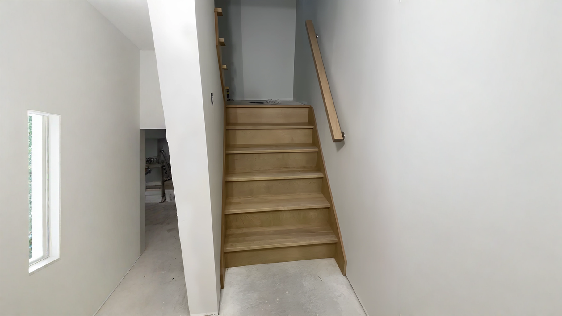 Escalier droit de sous-sol en bois clair — vue principale