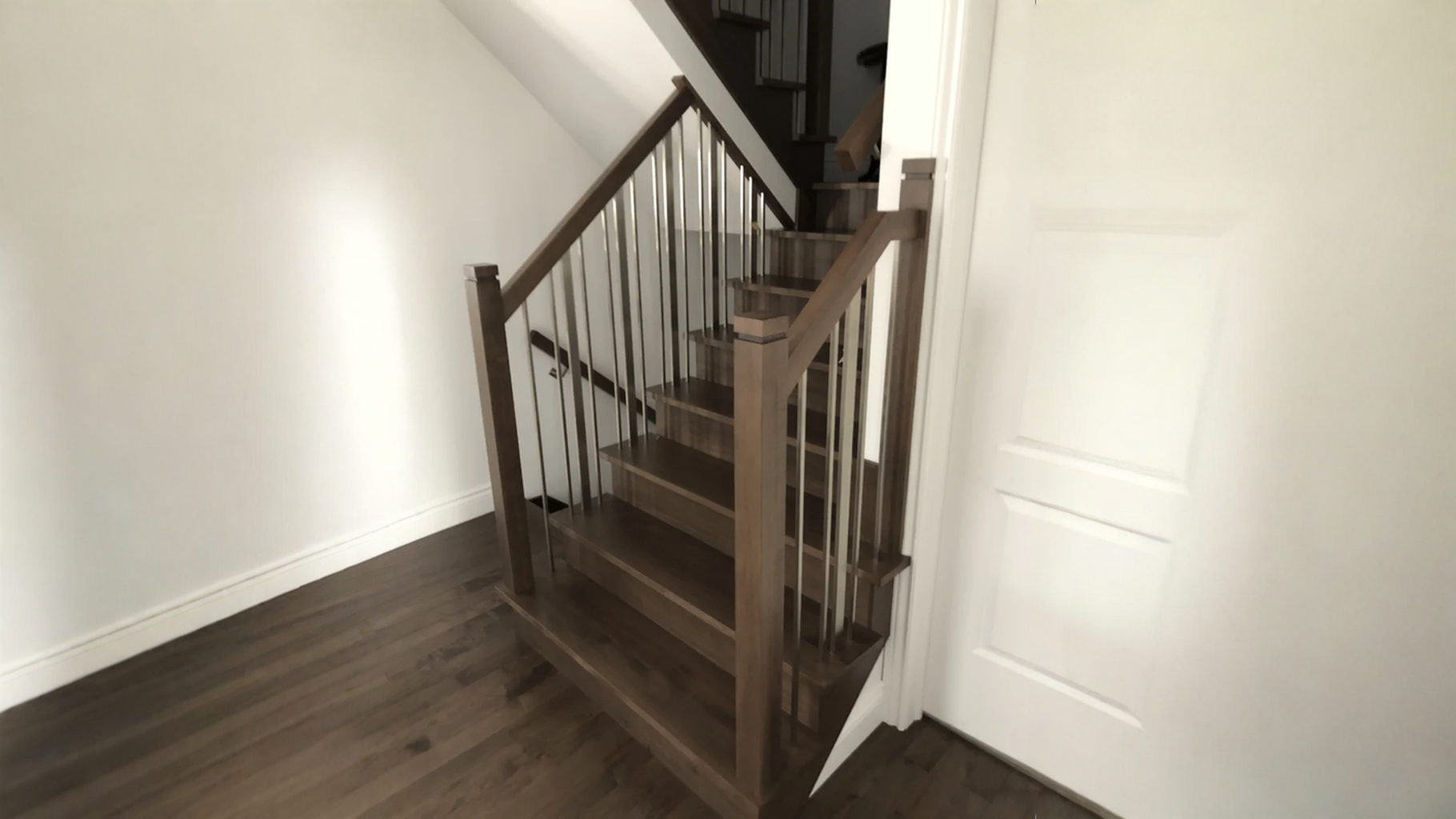 Escalier tournant multi-volées à barreaux métalliques — vue principale