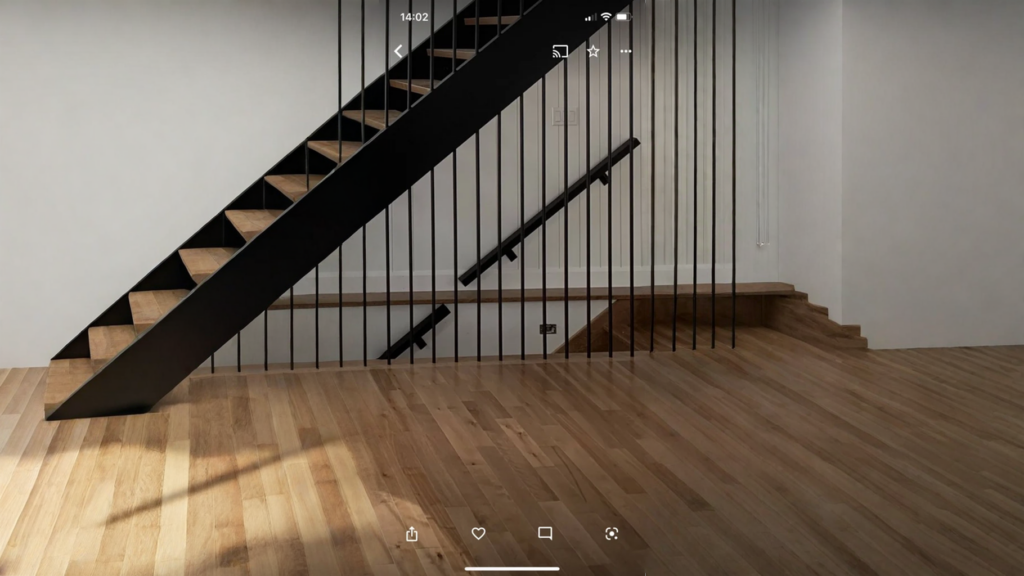 Escalier en bois clair à barreaux métalliques noirs et marches ouvertes