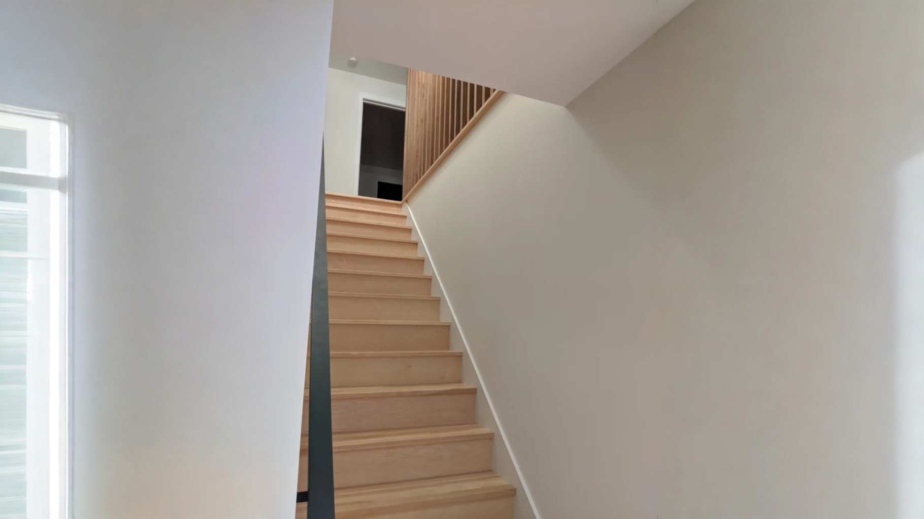 Straight staircase of clear wood to handrail wall of black metal — vue principale