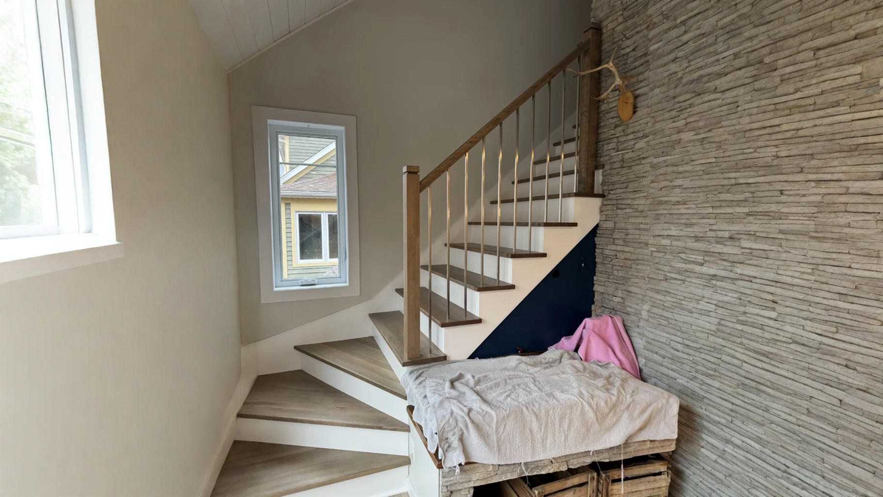 Winder wood staircase stained grey to balusters metal — vue principale