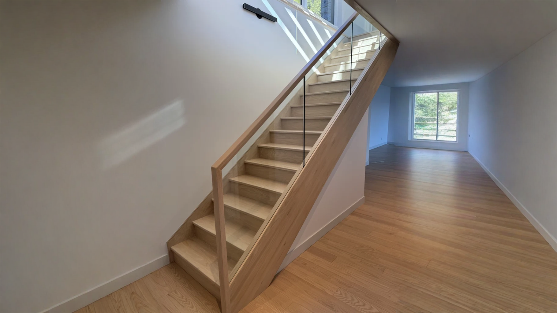 Escalier droit en chêne blanc à garde-corps de verre encadré de bois — vue principale