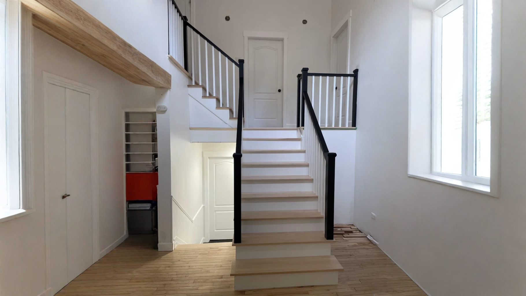 Winder staircase to balusters of rotated wood and black post — vue principale