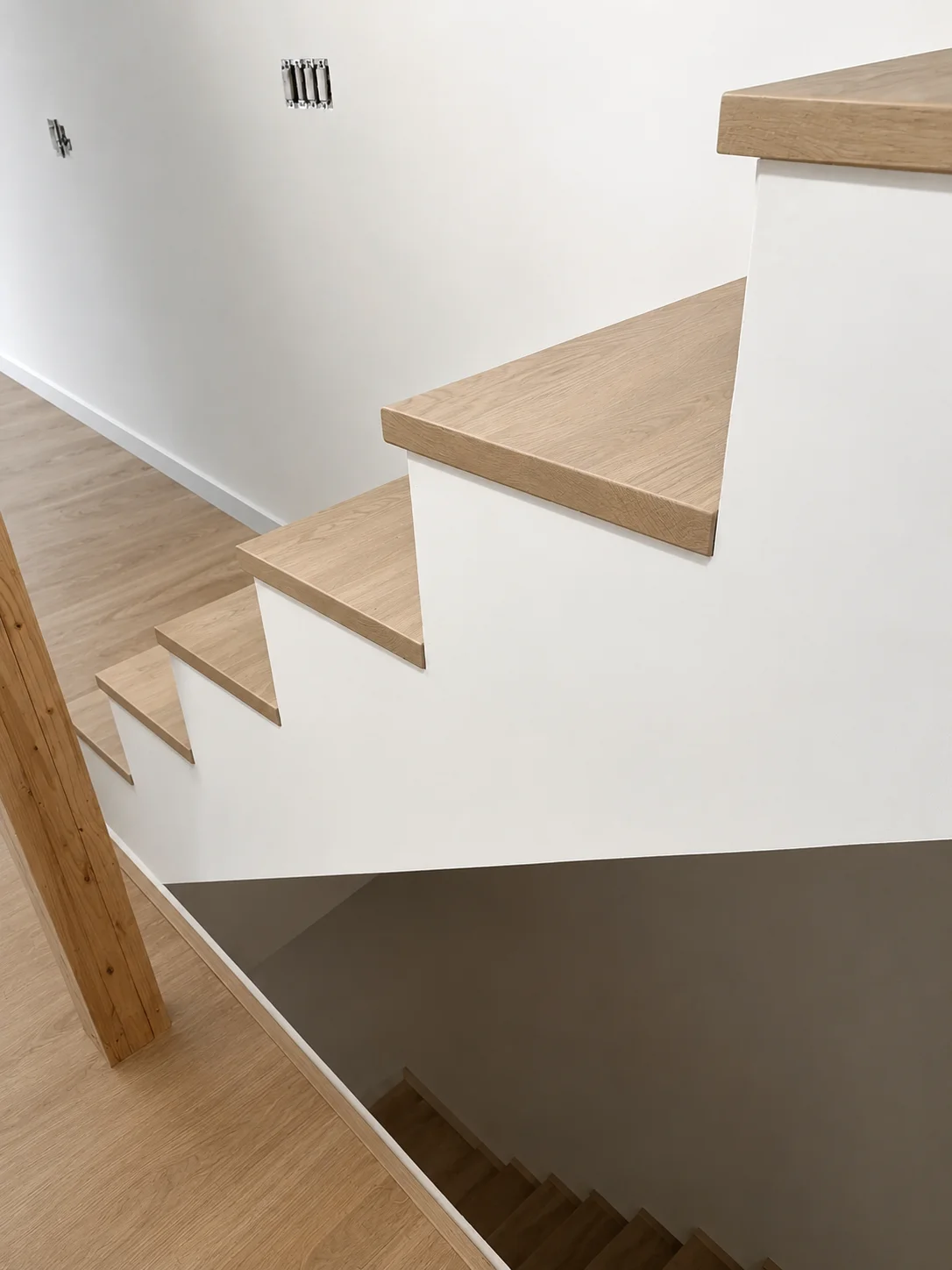 Escalier deux tons en bois naturel et contremarches blanches — vue principale