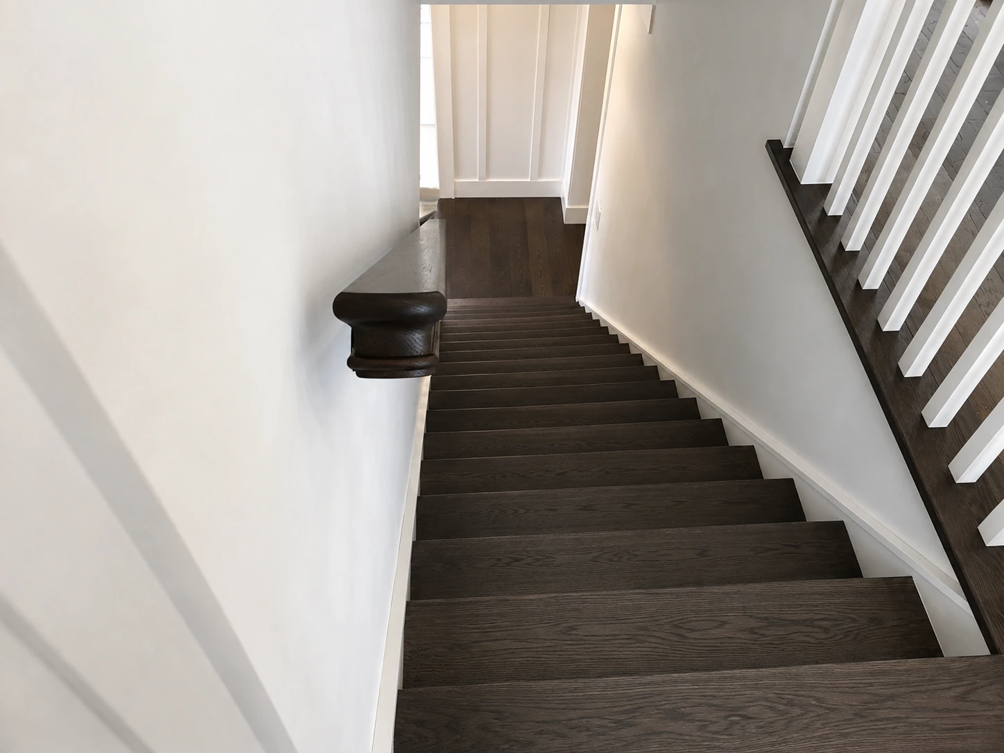Escalier droit à contremarches fermées et barreaux blancs — vue principale