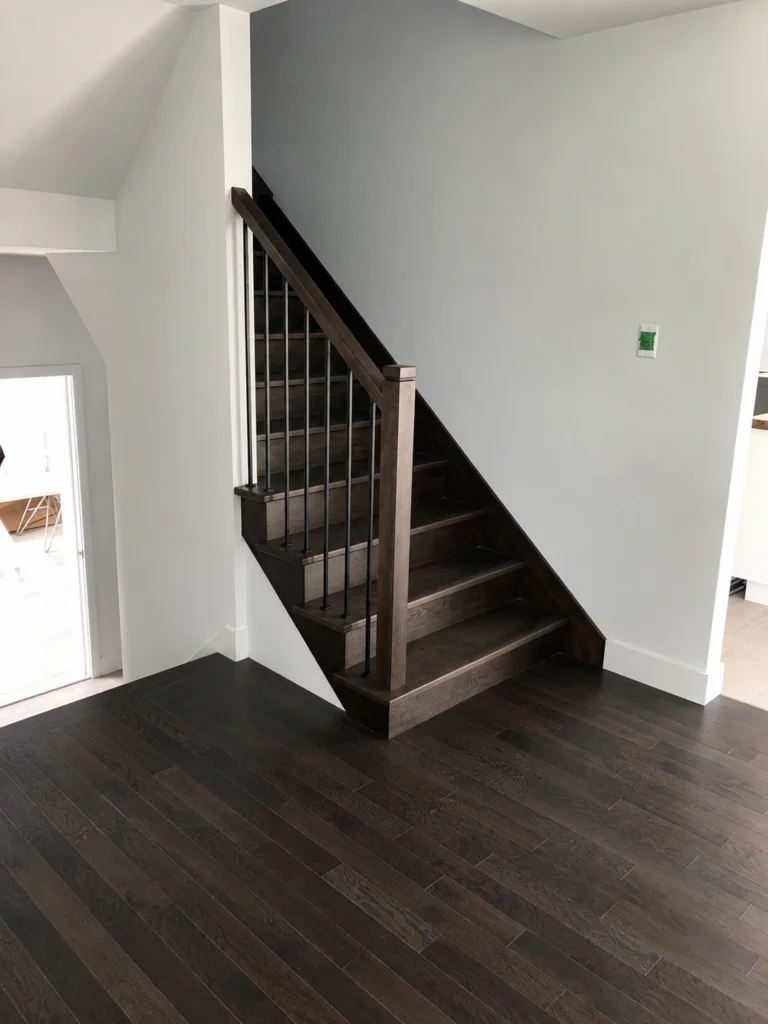 Escalier droit en bois teinté foncé à barreaux d&rsquo;acier