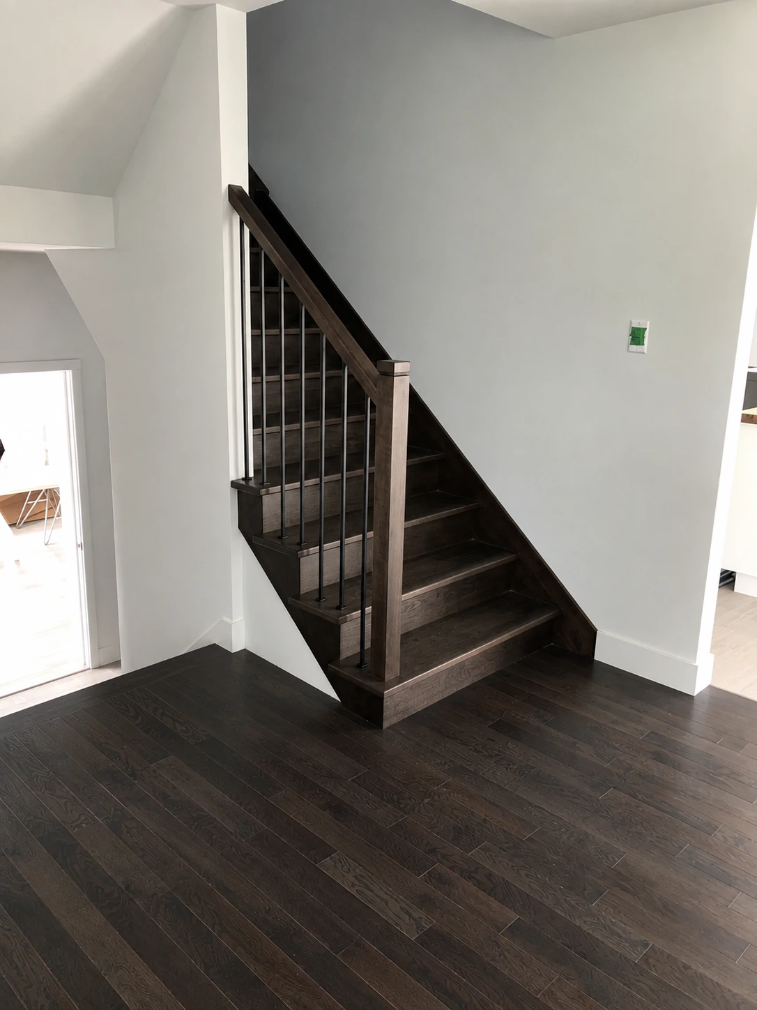 Escalier droit en bois teinté foncé à barreaux d&rsquo;acier — vue principale