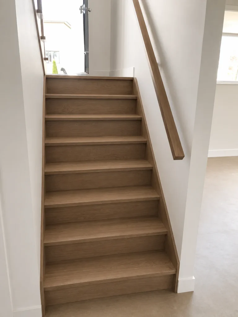 Escalier droit en érable teinté brun à limons fermés