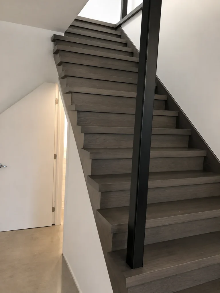 Escalier tournant à contremarches ouvertes gris