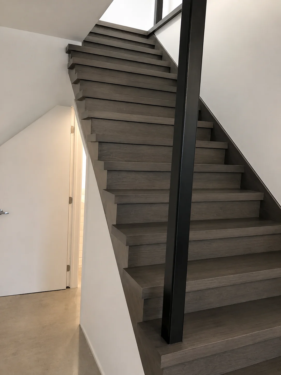 Escalier tournant à contremarches ouvertes gris — vue principale