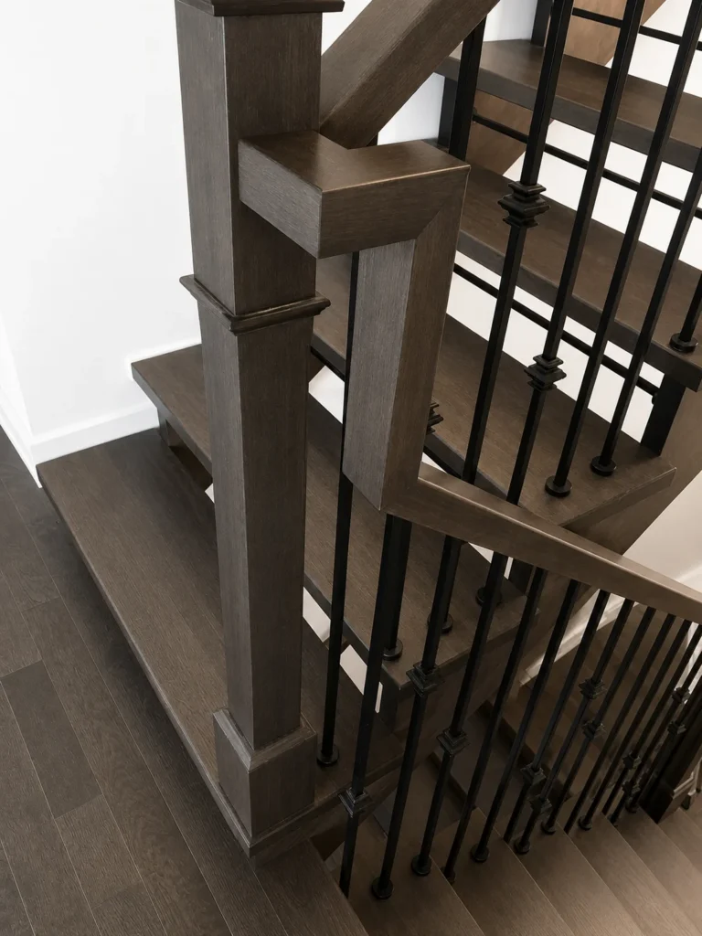 Escalier tournant à poteau de bois et fer forgé