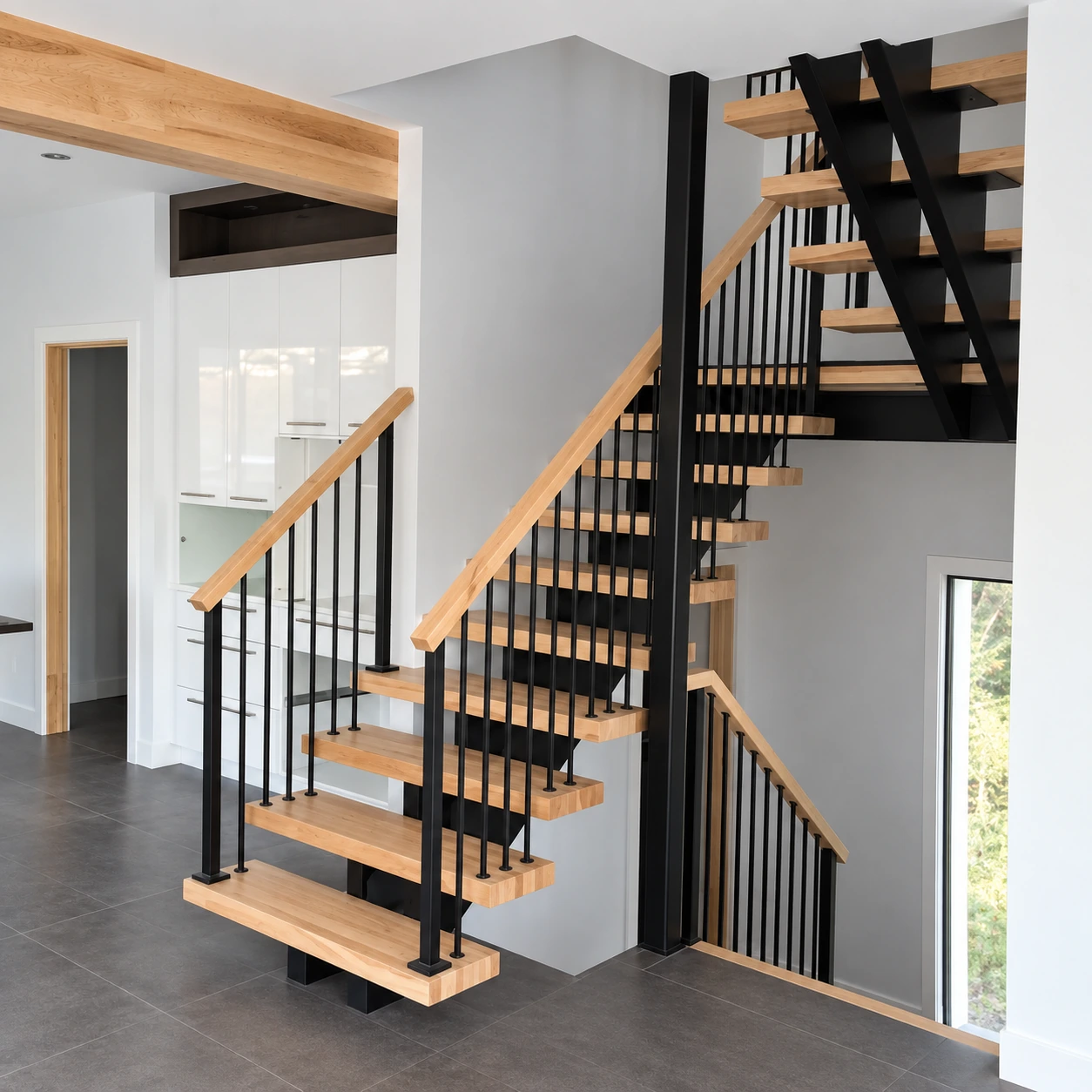 Escalier en bois franc remis à neuf, marches et contremarches neuves sur limons conservés